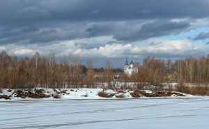 Свято-Знаменский монастырь. Вид из-за Клязьмы. Ранняя весна