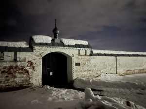 Троице-Никольский монастырь. Ворота. Ночь. Зима 2022
