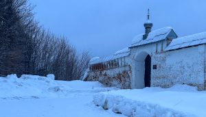 Троице-Никольский монастырь. Монастырские ворота. Утреннее фото. Зима 2022